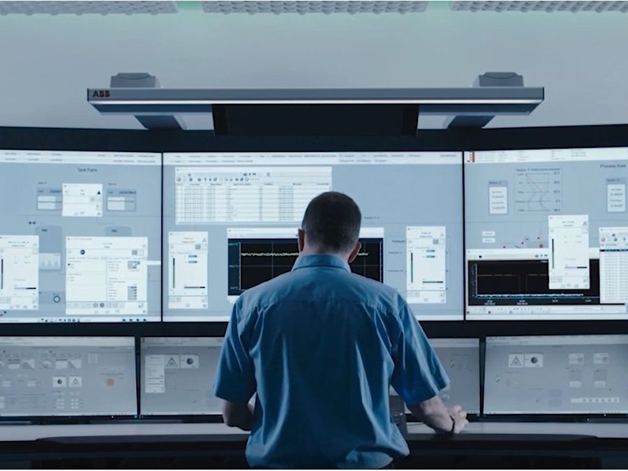 Opérateur surveillant une salle de commande de procédés ABB